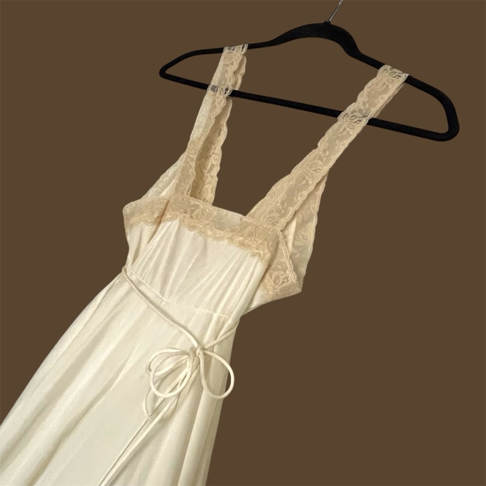 Ethereal Buttery Ivory with Lace Trim 70s Vintage Slip-Dress Gown Kayser Perfect - Picture 11 of 16